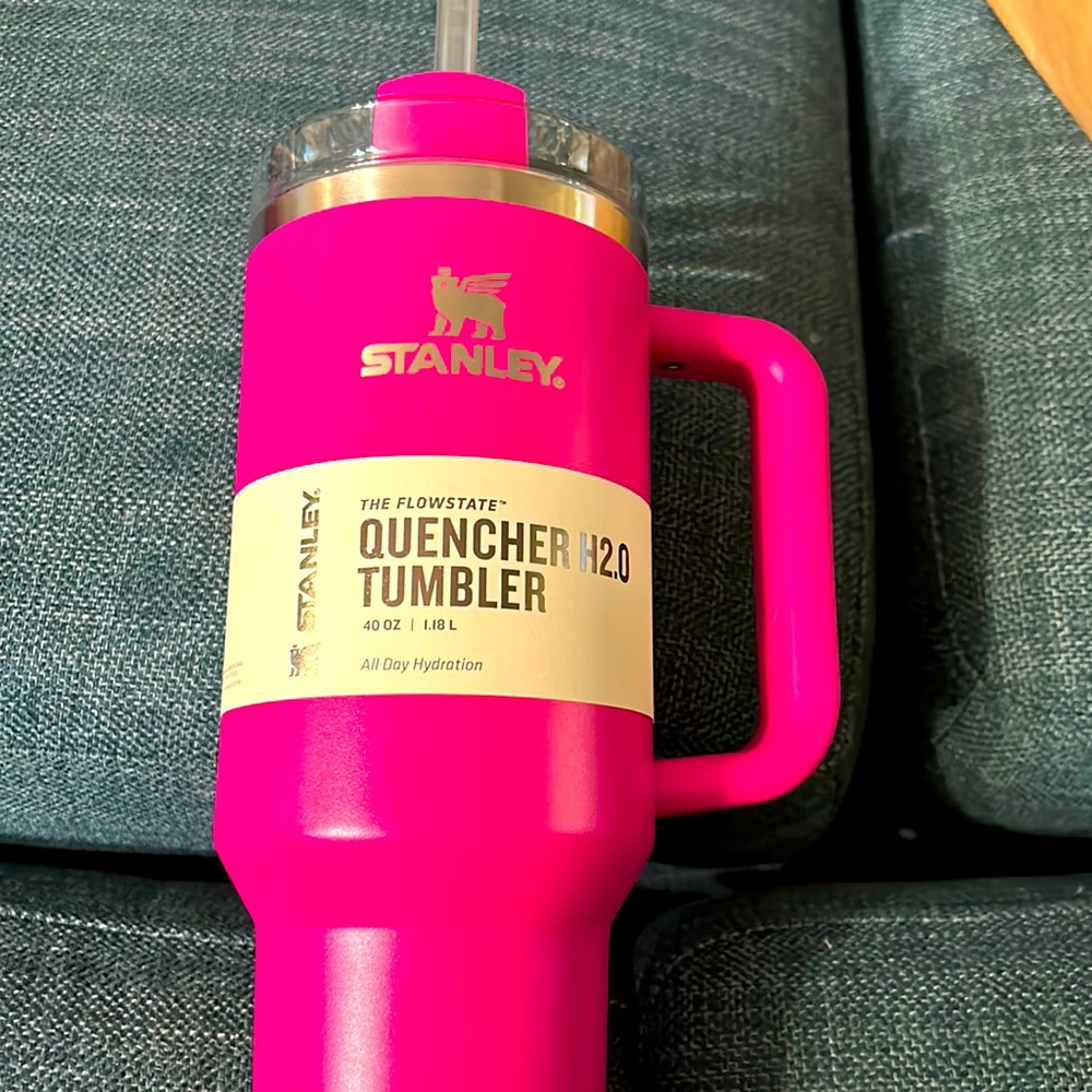 NWT PINK Stanley 40 oz. Quencher H2.0 Tumbler
Camelia bright pink